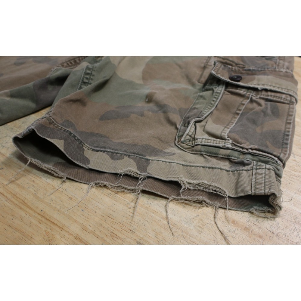 Mens American Eagle Cargo Shorts Camo Size 36 Cotton Y2K Distressed - Picture 7 of 11